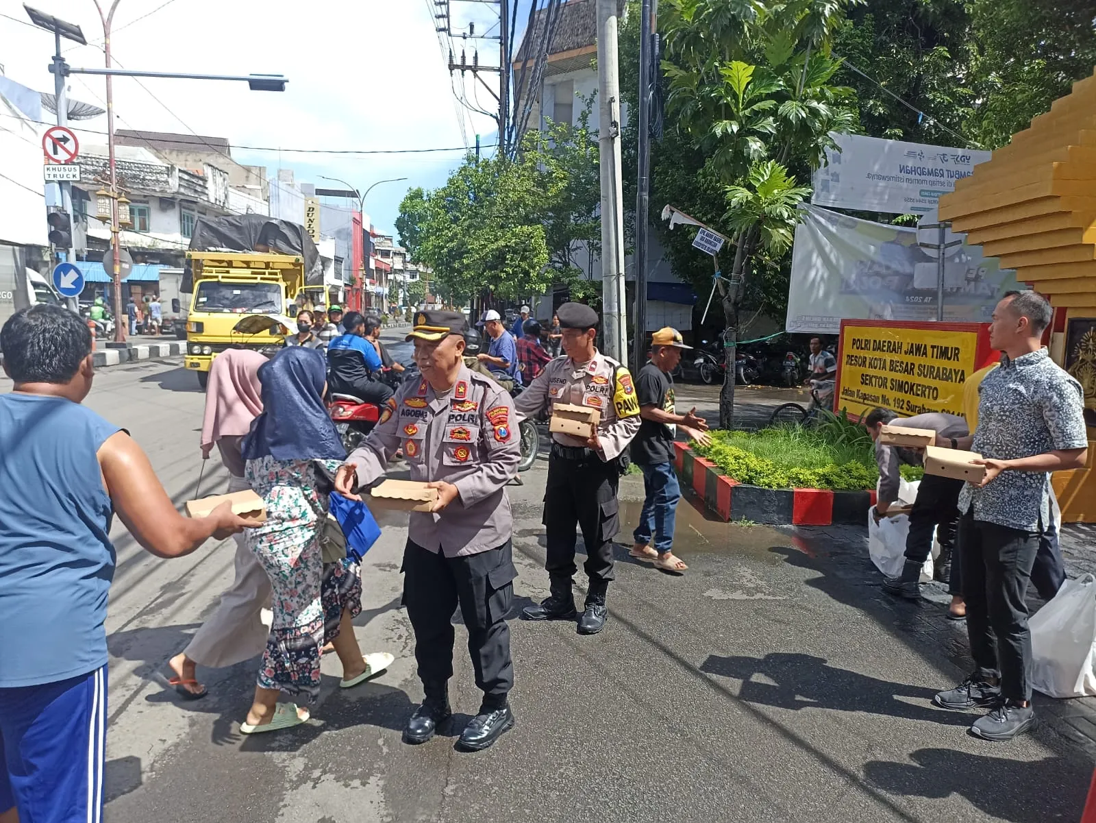 "Jumat Berkah" Polsek Simokerto Bagikan 100 Nasi Kotak Kepada Masyarakat di Sekitar Masjid Baitussalam