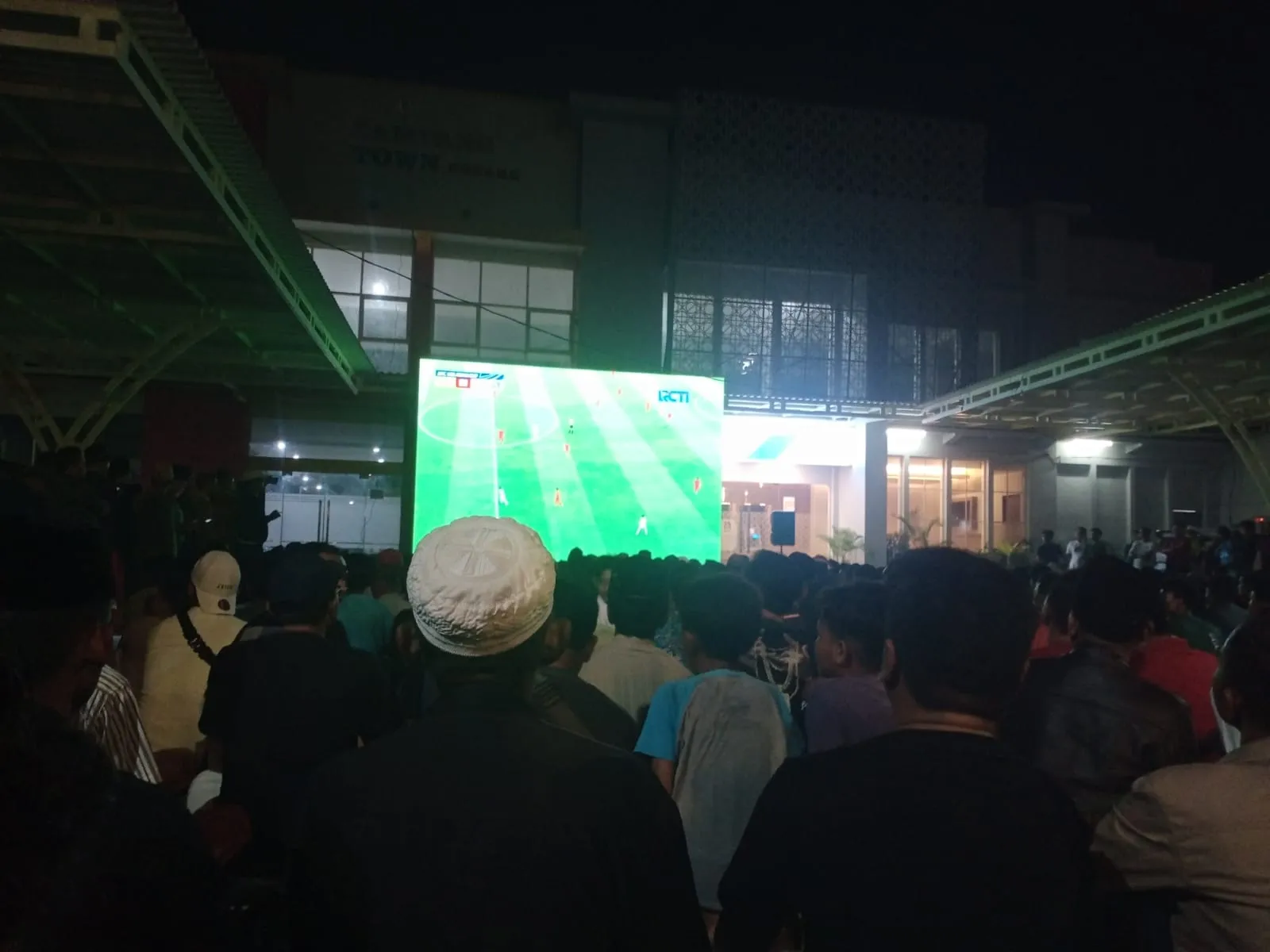 Ribuan Warga Sampang Nonton Bareng H. Selamet Junaidi, Banyak Doorpreze Dibagikan