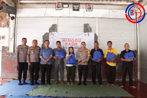 Program 'Minggu Kasih', Bawa Sentuhan Kepedulian Kapolres Klungkung di Balai Desa Sulang
