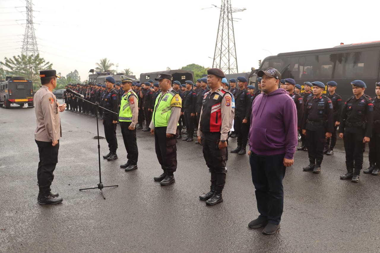Amankan Hari Buruh, Kapolresta Tangerang Pimpin Apel Siaga di Gerbang Tol Kedaton