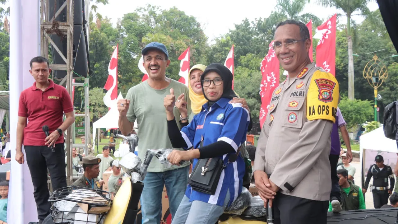 Peringatan Hari Buruh Sedunia di Jakarta Timur Berlangsung Meriah Dengan Panggung Hiburan