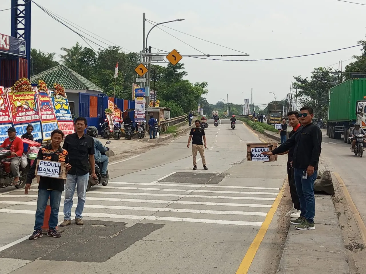 Peduli Banjir, LSM Penjara dan Gabungan Aktivis Jayanti Turun ke Jalan 