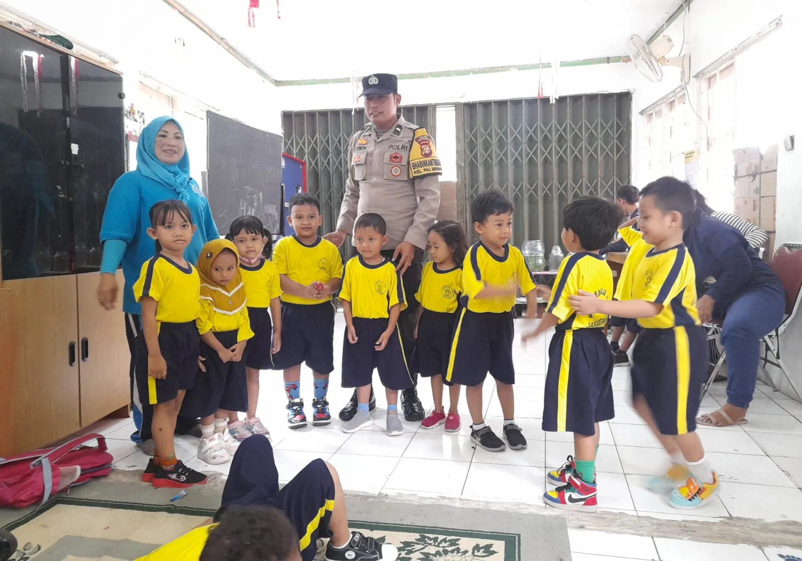 Bhabinkamtibmas Kelurahan Palmeriam Memberikan Pendidikan Usia Dini Sekaligus Colling System