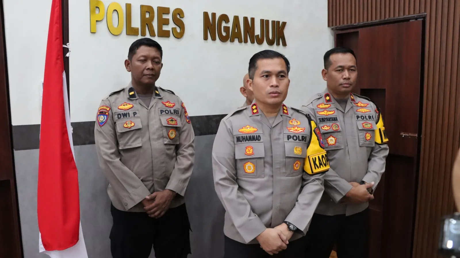Kapolres Nganjuk Beri Bantuan Sosial Kepada Ilun Bocah SD yang Bantu Orang Tua Menjadi Pengumpul Sampah Daur Ulang