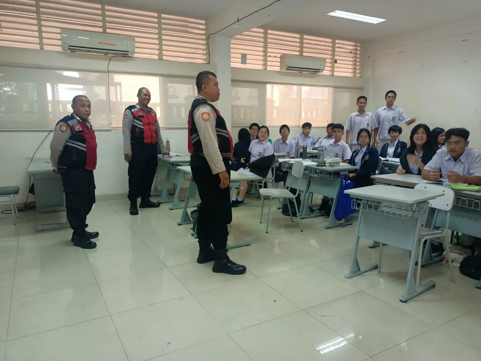 Anggota Samapta Polsek Pulogadung Lakukan Mitigasi Tawuran di SMA Don Bosco
