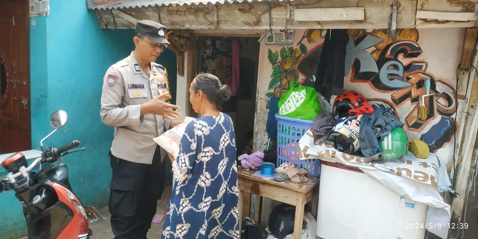 Bentuk Kepedulian Bhabinkamtibmas Polsek Jatinegara Bagikan Beras Kepada Warga Kurang Mampu