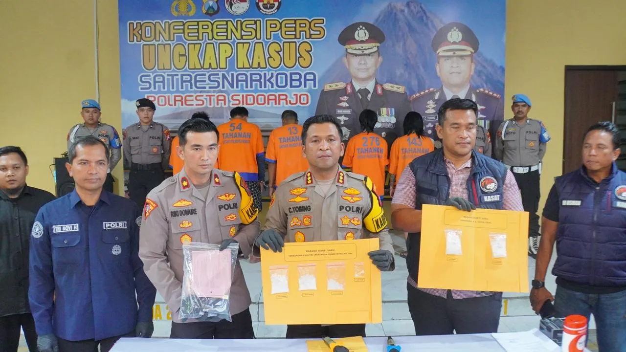 Polresta Sidoarjo Amankan Pasutri Diduga Pengedar Narkoba, Bukti Sabu 137,57 gram Disita
