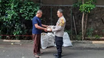 Bantu Ringankan Kebutuhan Pemulung dan Buruh Serabutan, Polsek Pulogadung Berikan Bantuan Sembako