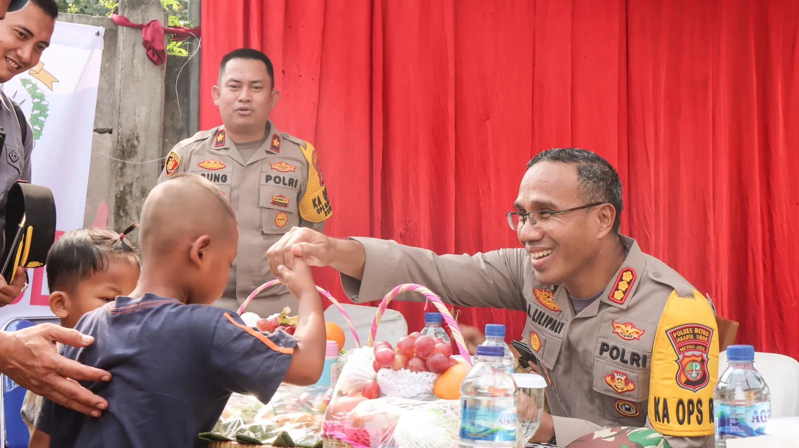 Polres Metro Jakarta Timur, Bhayangkari dan Polwan Bagikan Nasi Gratis Kepada Warga Slum Area di Kelurahan Rambutan