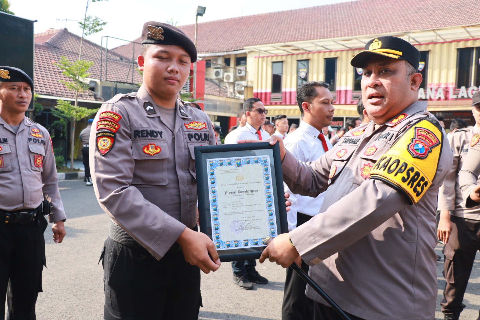 Kapolres Pelabuhan Tanjung Perak Beri Penghargaan Kepada Puluhan Anggota Berprestasi