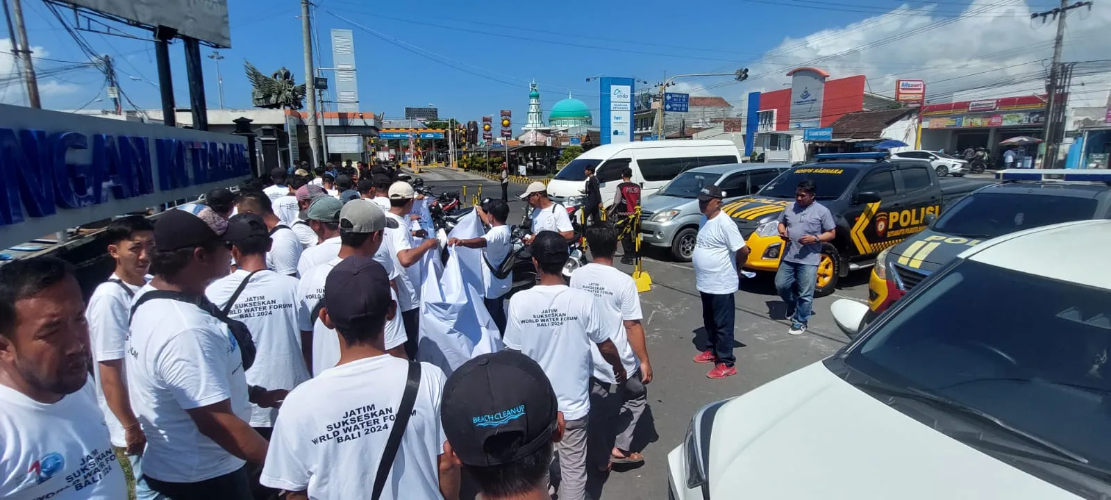 Bersama Polisi Jaga Jalur Penyeberangan di Pelabuhan Rakyat Pokmas Kelautan Banyuwangi Dukung WWF ke -10