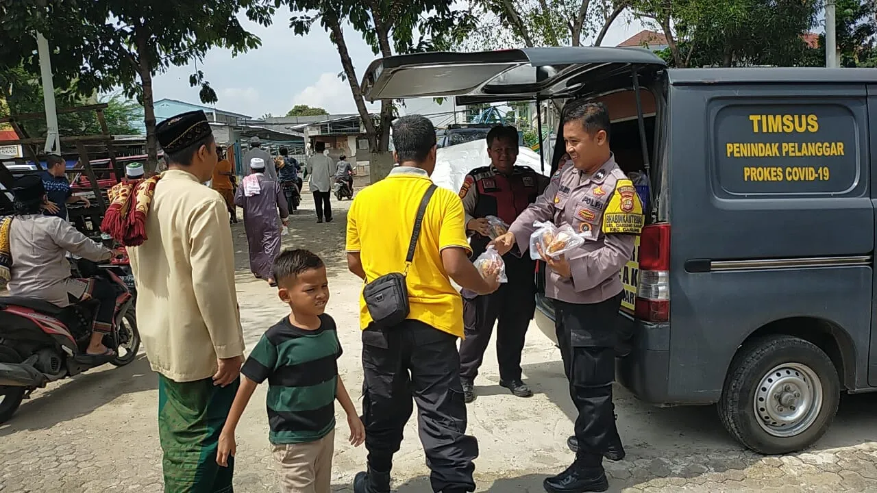 Jumat Peduli, Polsek Cakung Berbagi Makanan Gratis Kepada Jamaah Masjid Al Falah