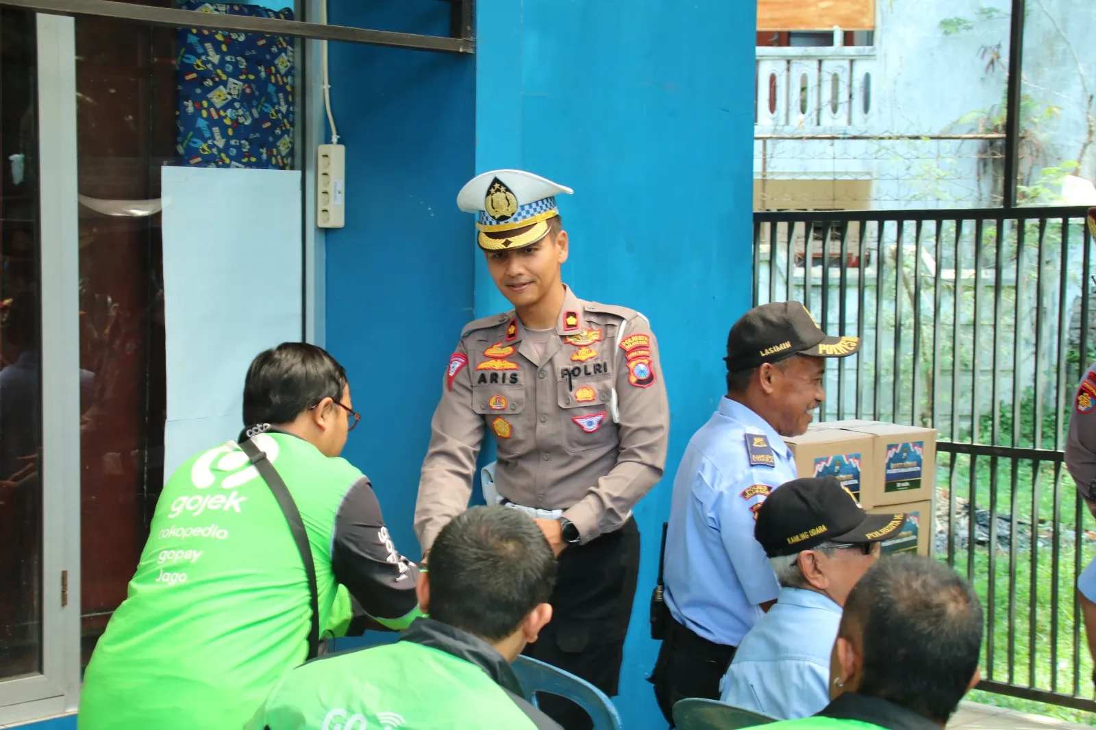 Tebar Kepedulian, Polresta Malang Kota Ajak Taruna Akpol Gelar Bansos Untuk Driver Ojol dan Kamling Udara