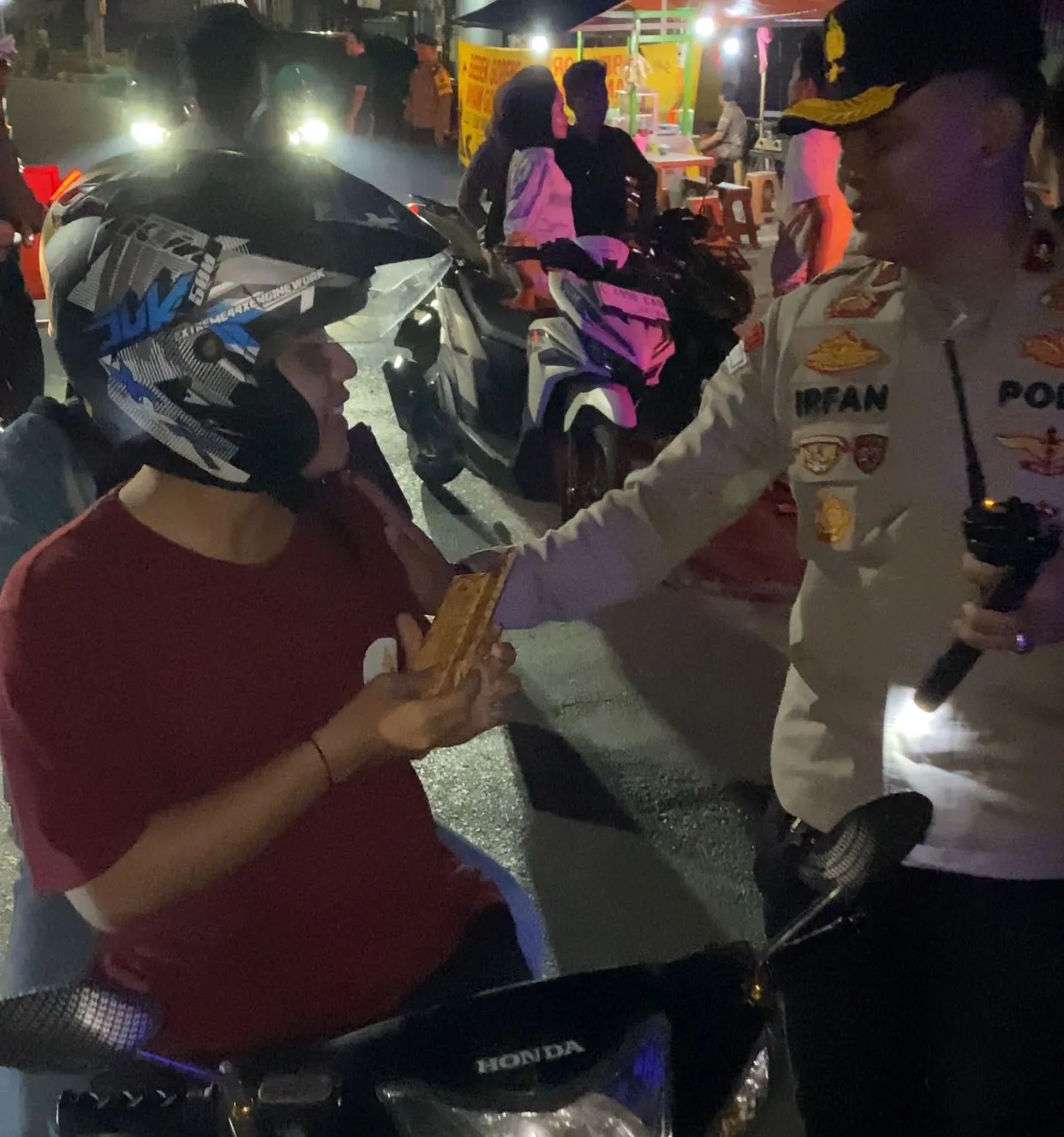Polisi Gelar Operasi Amankan Pemuda Bawa Sajam dan Pil Koplo Serta Beri Hadiah Coklat Pengendara Yang Lengkap