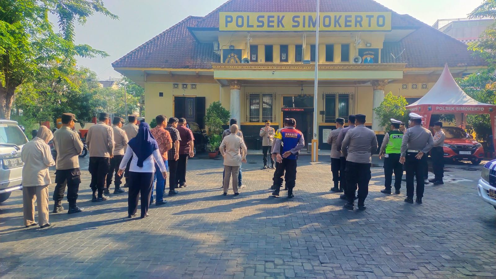 Pimpin Apel Pagi, Kapolsek Simokerto Berikan Arahan Kepada Anggotanya