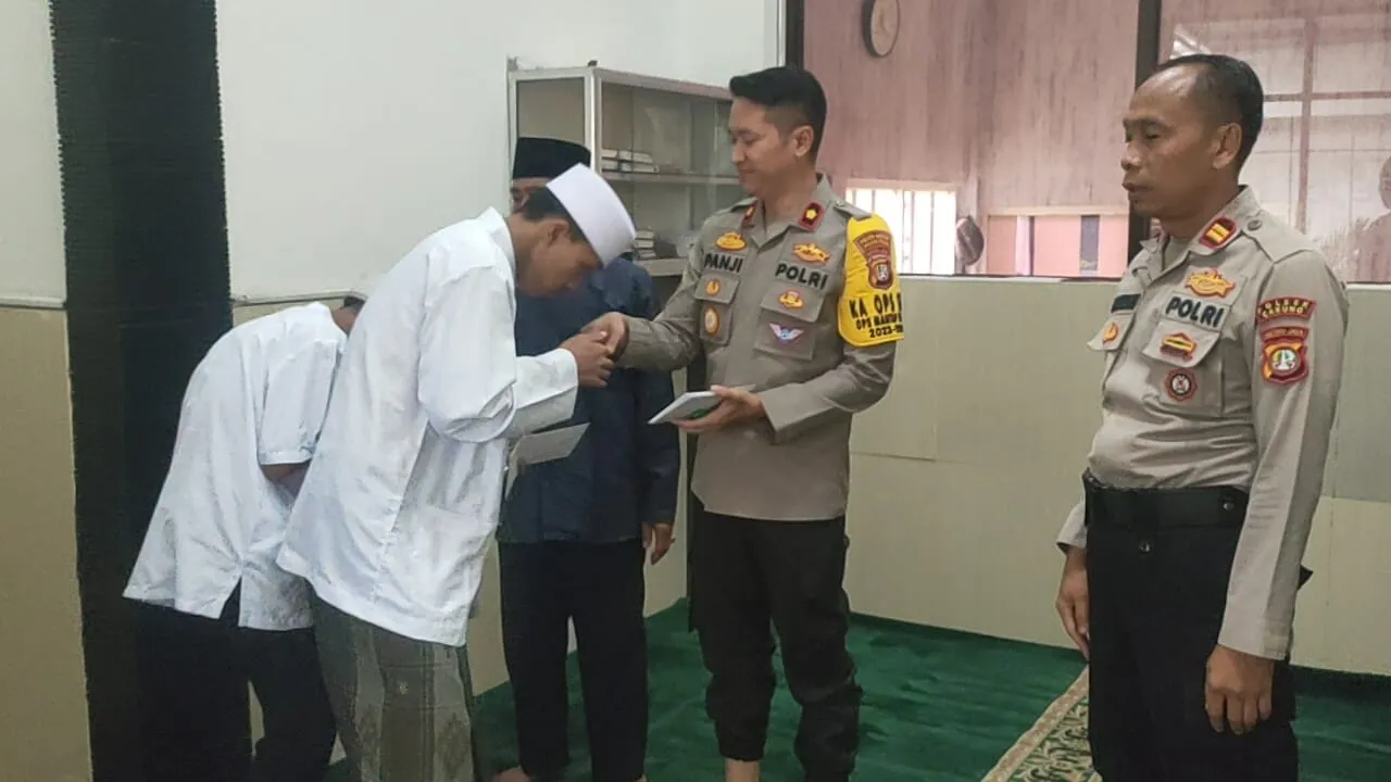 Kapolsek Cakung Peduli Yatim Dengan Santunan dan Doa Bersama