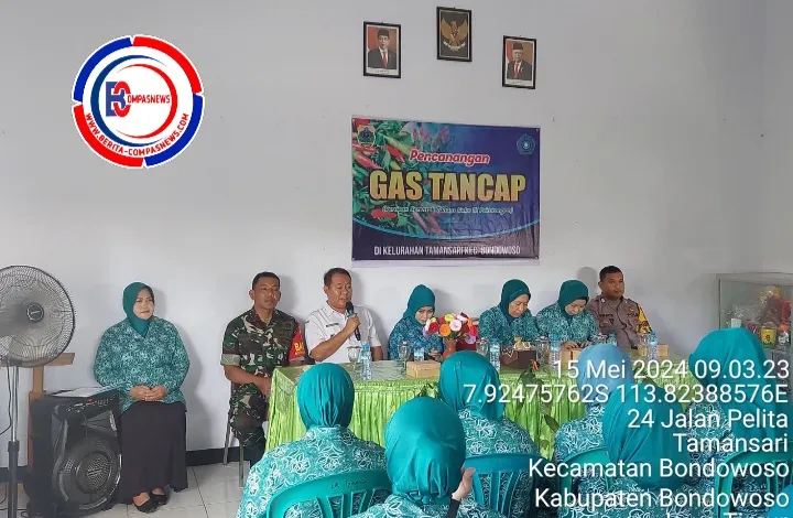 Manfaatkan Lahan Sempit, Babinsa Koramil 01 Bondowoso Bersama PKK Taman Sari Tanam Cabai Serentak