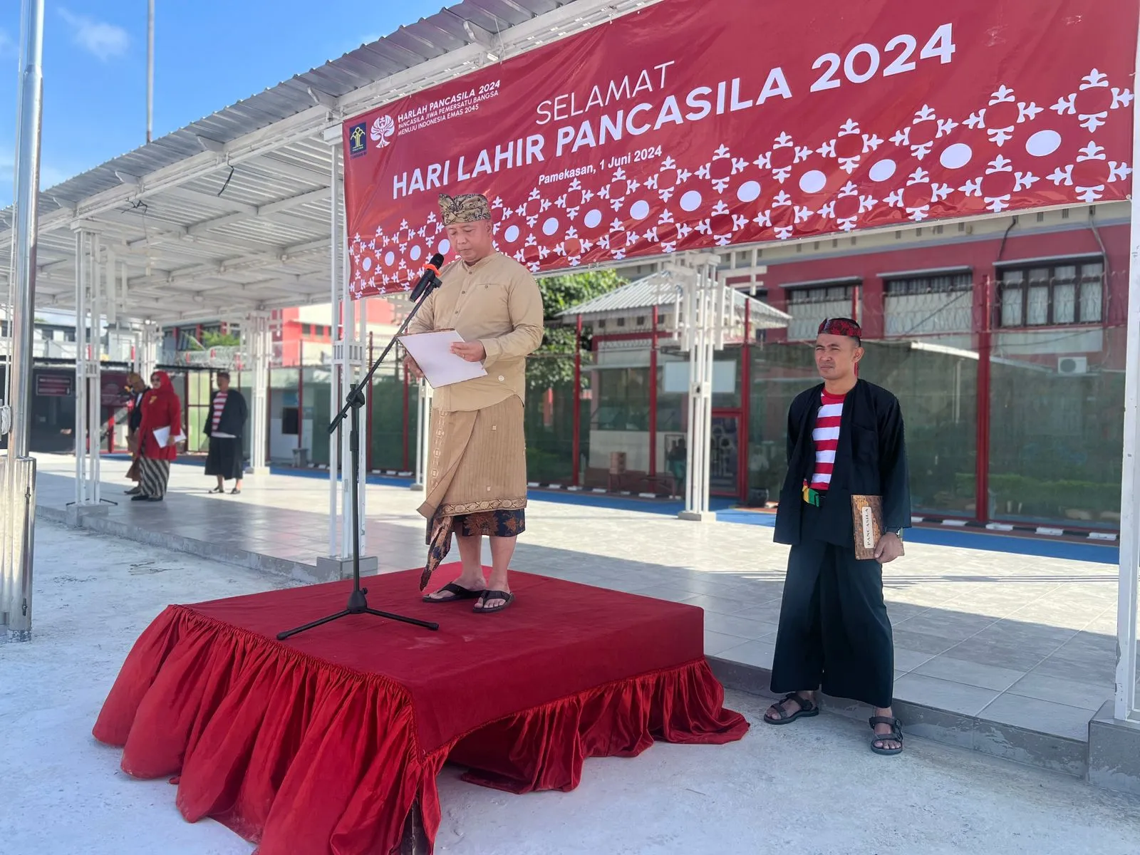 Dengan Mengenakan Pakaian Adat Nusantara, Lapas Narkotika Kelas IIA Pamekasan Kanwil Kemenkumham Jatim Menggelar Upacara Hari Lahir Pancasila