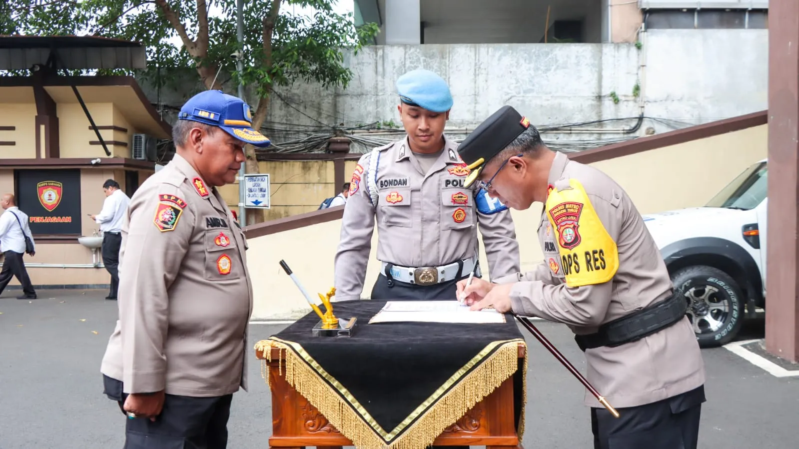 Kapolres Metro Jaktim Pimpin Upacara Penyerahan 105 Siswa Latja Diktuba Polri Gelombang I Tahun 2024