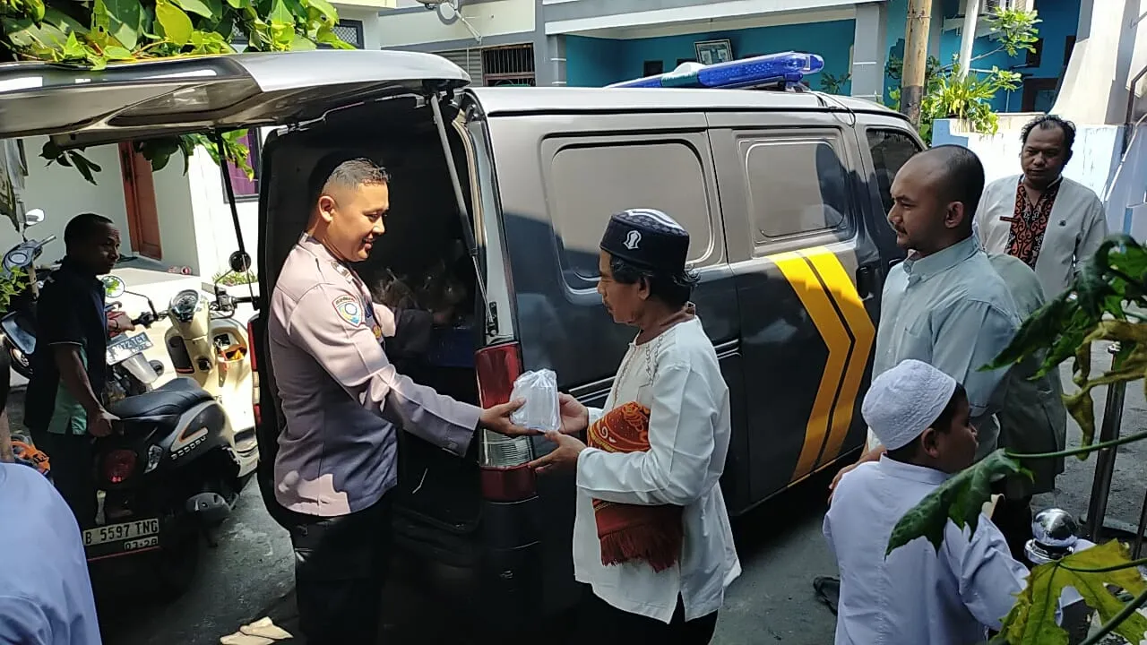 Jumat Peduli Polsek Cakung Membagikan Snack dan Air Mineral Kepada Jamaah Sholat Jumat