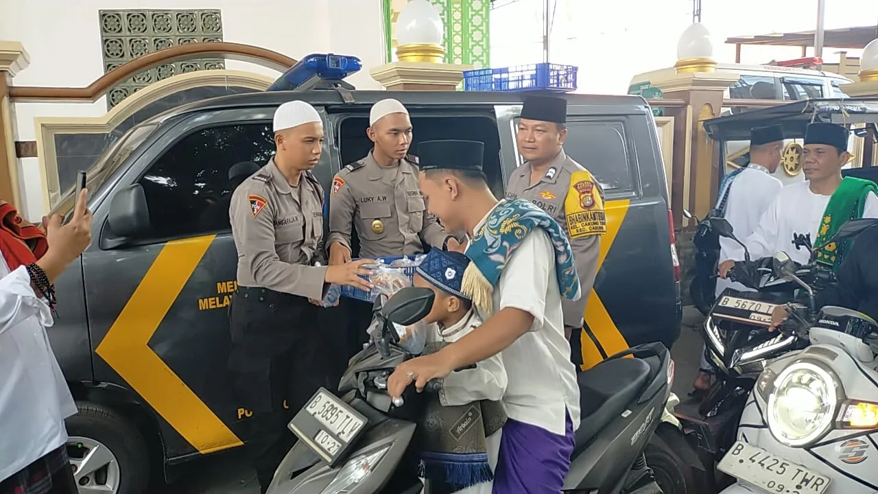 Berkah Solat Jumat, Anggota Polsek Cakung Bagikan Snack dan Air Mineral Kepada Jemaah Masjid Jami Al Hafadzhoh