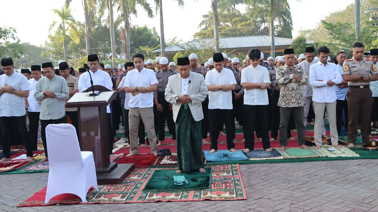 Keluarga Besar Polres Nganjuk Bersama Masyarakat Gelar Sholat Idul Adha 2024 dan Serahkan Daging Kurban