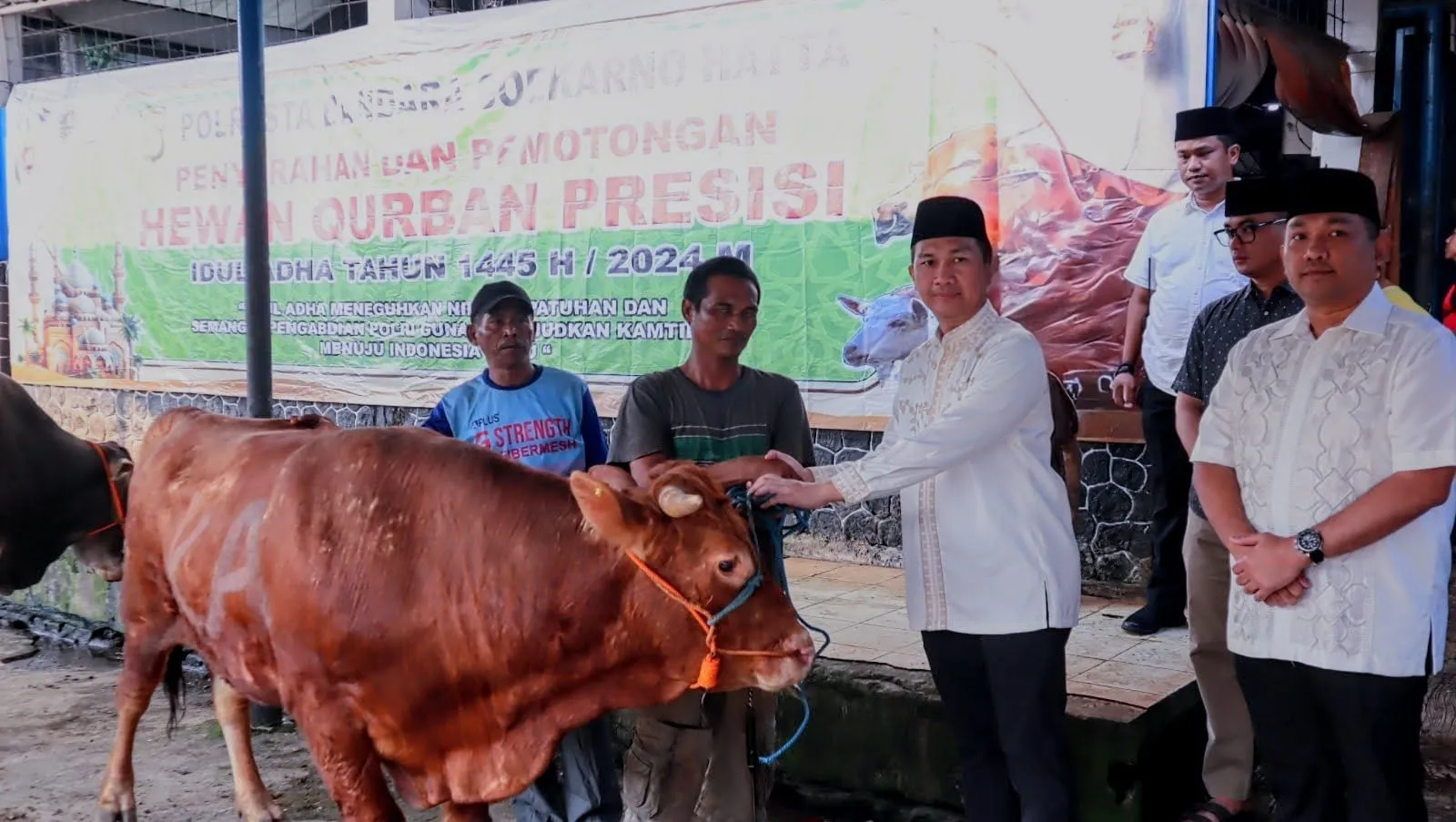 Polresta Bandara Soekarno-Hatta Tangerang, Menyalurkan Hewan Kurban Presisi Dalam Rangka Idul Adha Tahun 1445 Hijriah/2024 Masehi