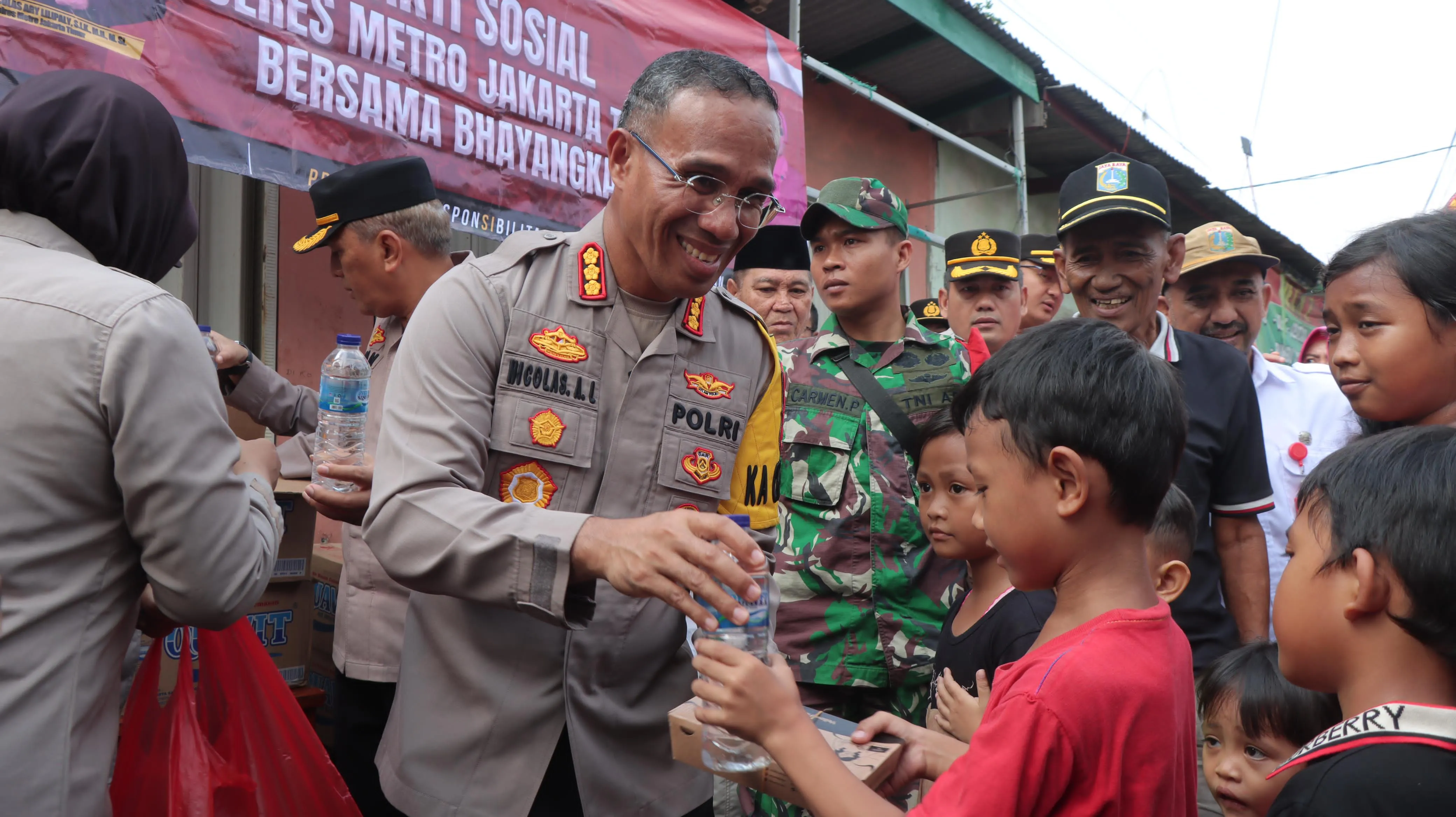 Masyarakat Terbantu Dengan Program Berbagi Makan Siang Gratis Polres Metro Jakarta Timur