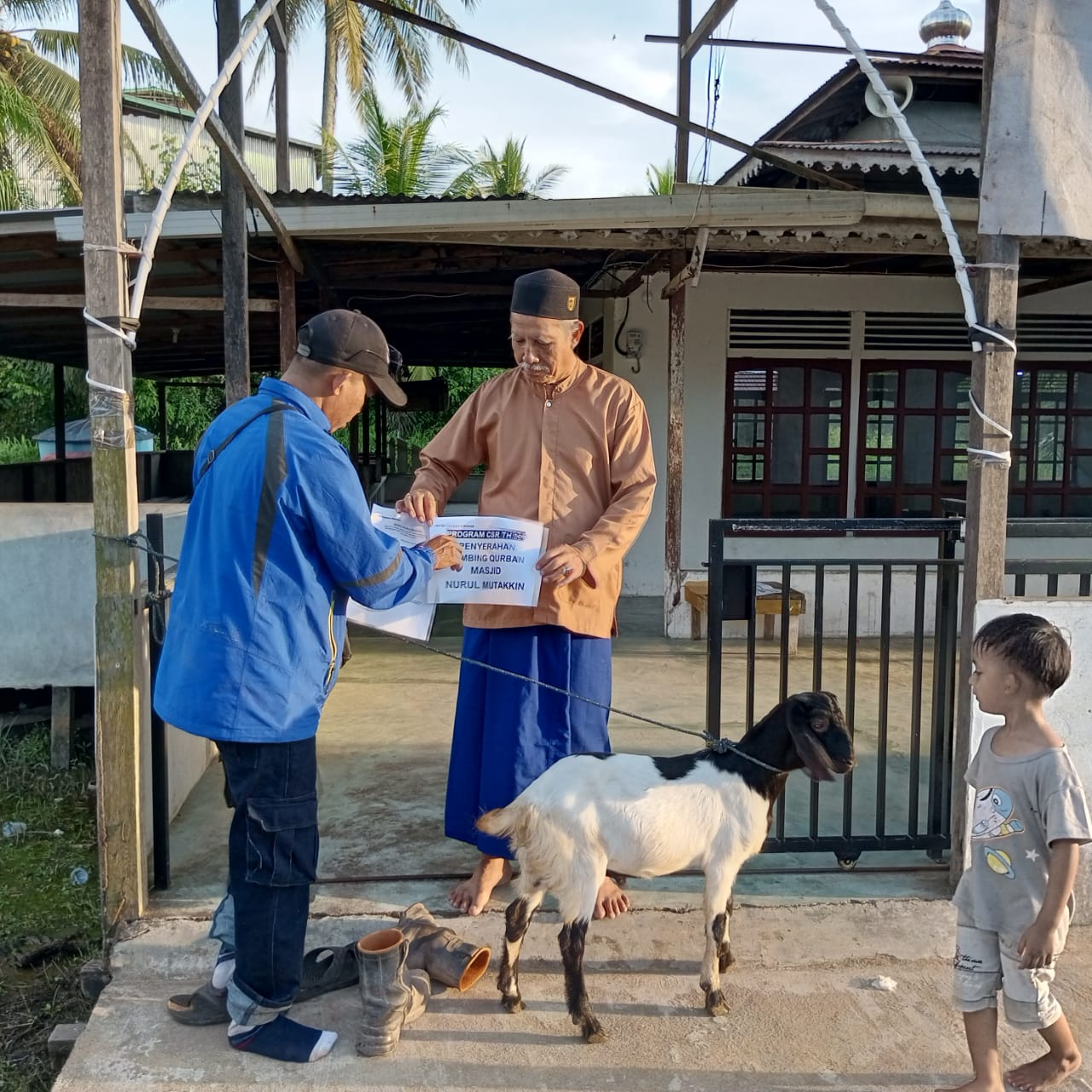 PT Mayawana Persada Salurkan Bantuan Hewan Qurban