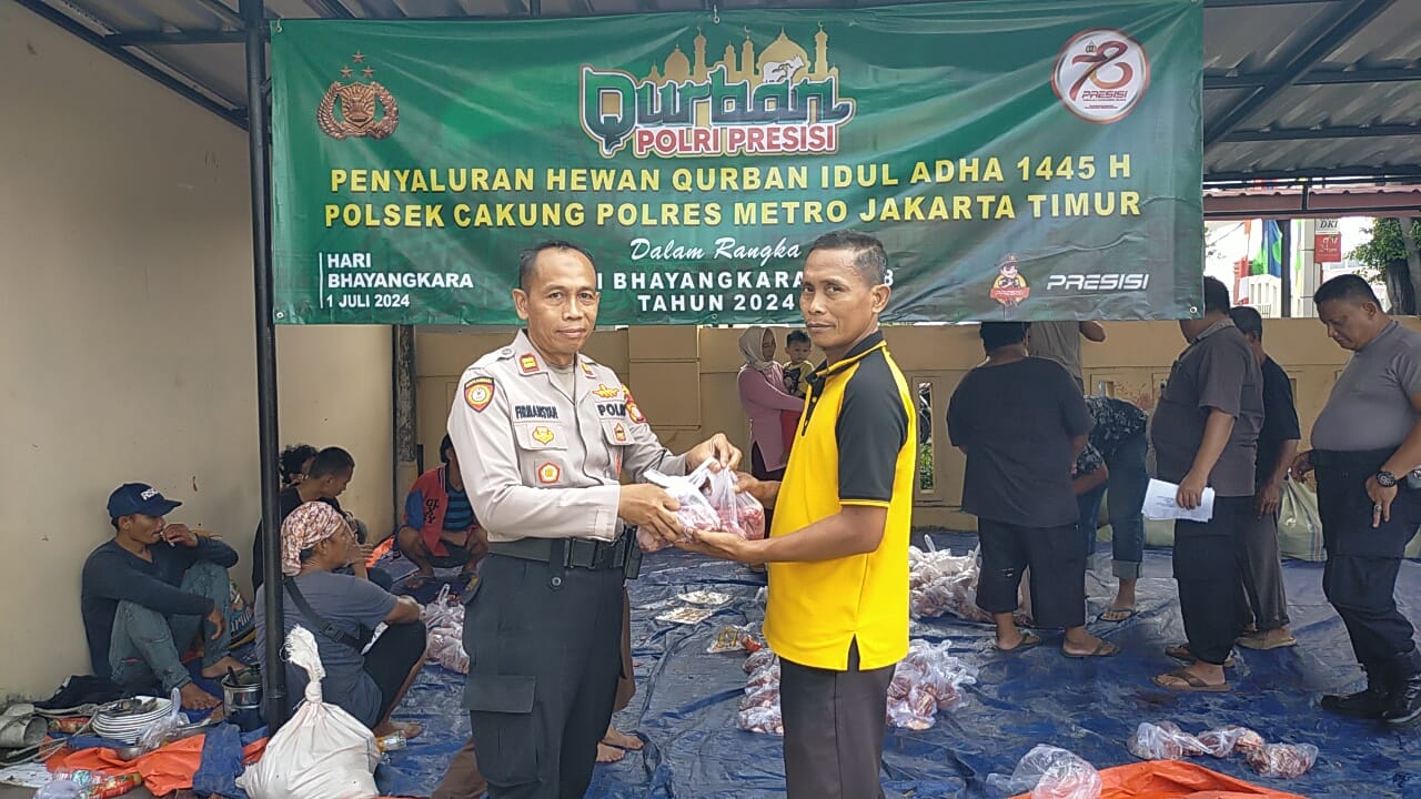 Polsek Cakung Bagikan Daging Qurban Kepada Warga Masyarakat Dalam Polri Peduli Presisi HUT Bhayangkara ke-78