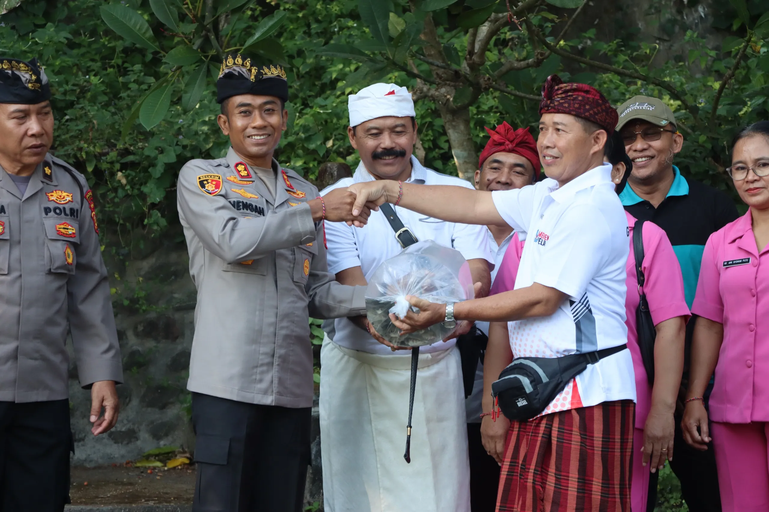 Kapolres Karangasem Tebar 2000 Benih Ikan Nila dalam Rangka HUT Bhayangkara ke-78
