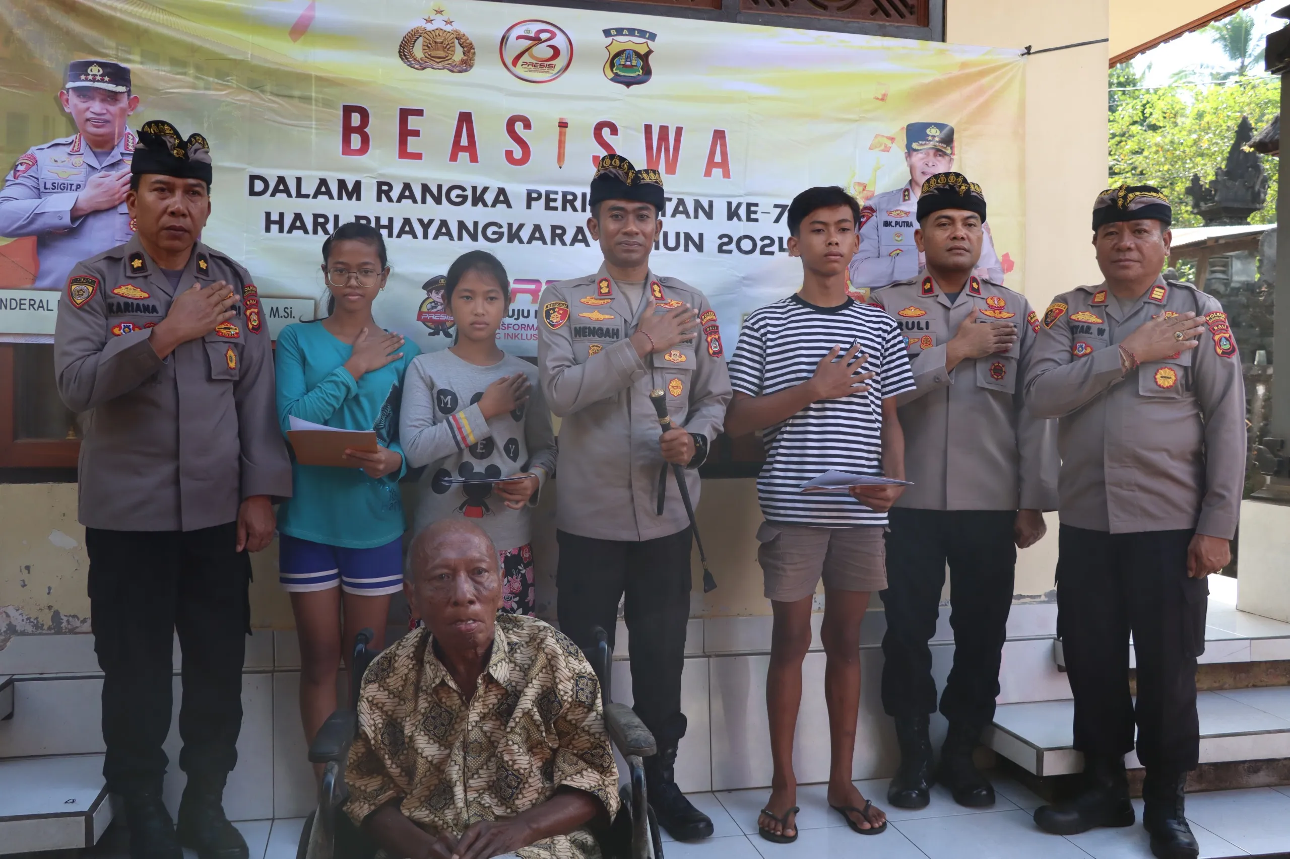Kapolres Karangasem Serahkan Beasiswa Kepada Anak Yatim Piatu menjelang Hut Bhayangkara ke-78