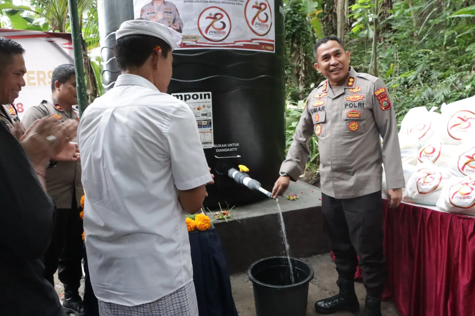 Kapolres Klungkung Tandatangani Prasasti Pengadaan Air Bersih dan Serahkan Paket Sembako