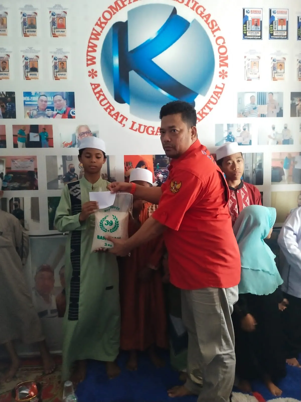Rayakan Aniversary ke 1 Media Online Beritainvestigasinews.id Bagi Bagikan Sembako dan Satunan Anak Yatim