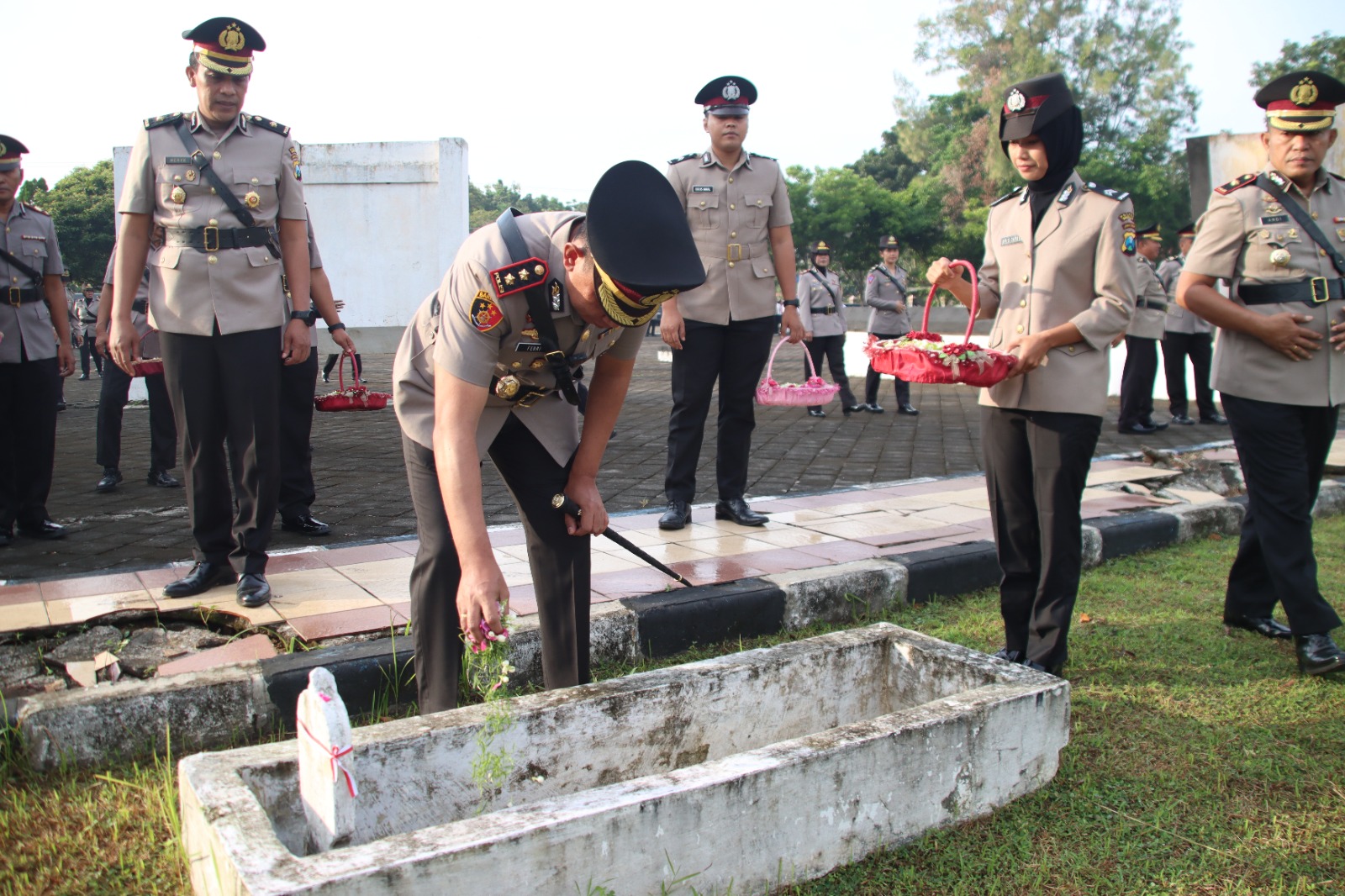 Kenang dan Hargai Jasa Pahlawan, Jelang Hari Bhayangkara ke-78, Polres Bangkalan Berziarah ke Makam Pahlawan