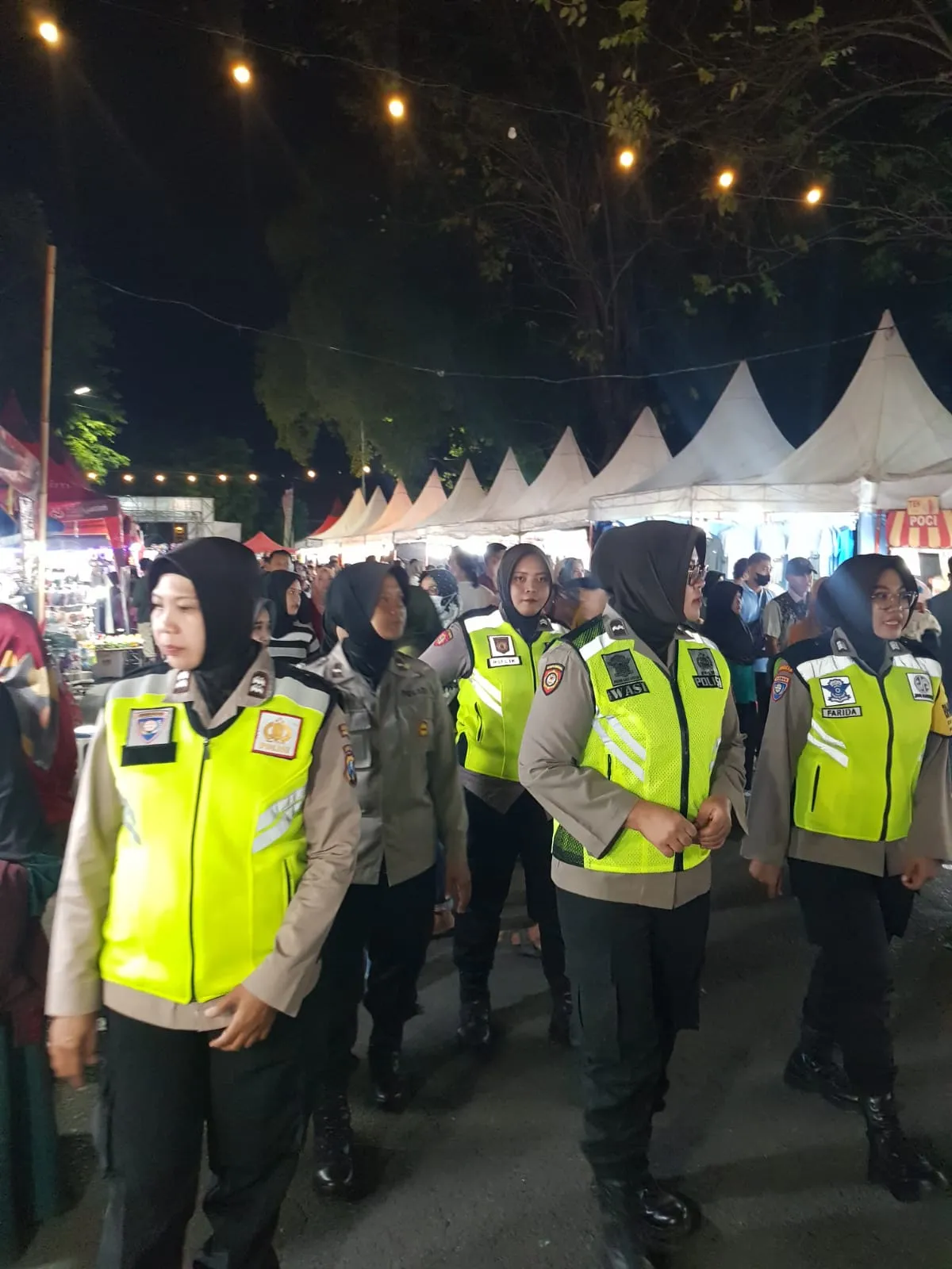 Polres Nganjuk Libatkan Tim Patroli Polwan Dalam Pengamanan Pesta Rakyat dan Bazar UMKM