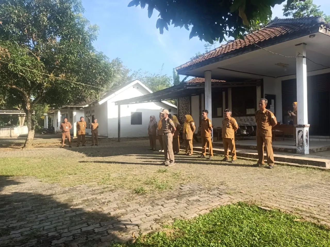 Apel Koordinasi di Halaman Kantor Kecamatan Cibaliung Dipimpin Oleh Kepala UPT Puskesmas Hj. Iyot dan Plt Camat Cibaliung