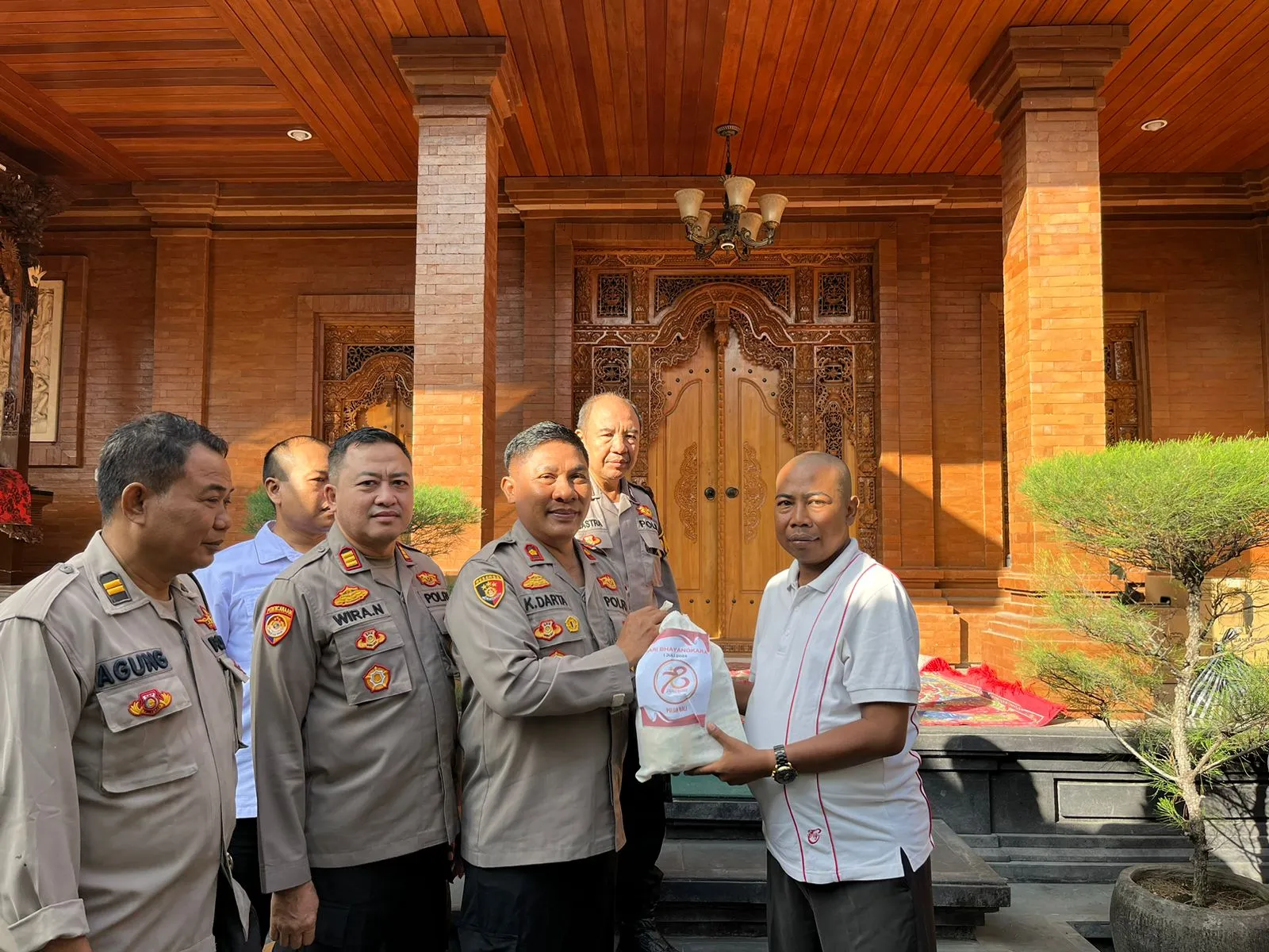 Polres Bandara Ngurah Rai Giat Anjangsana Rangkaian Hari Bhayangkara ke-78