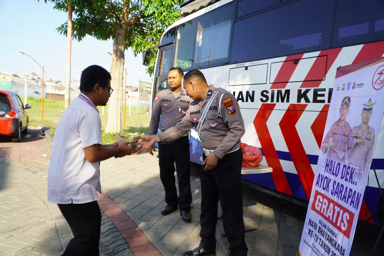 Satlantas Polres Gresik Bagikan Sarapan Gratis kepada Pemohon SIM Keliling Dalam Rangka Hari Jadi Bhayangkara ke-78