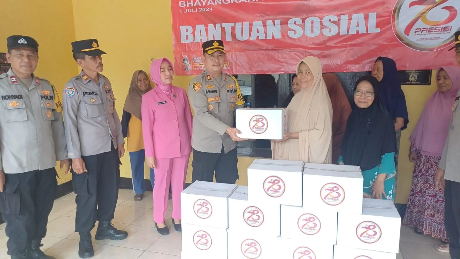 Kapolsek Ciracas Salurkan Bantuan Sosial Kepada Warakauri Dalam Rangka HUT Bhayangkara ke 78