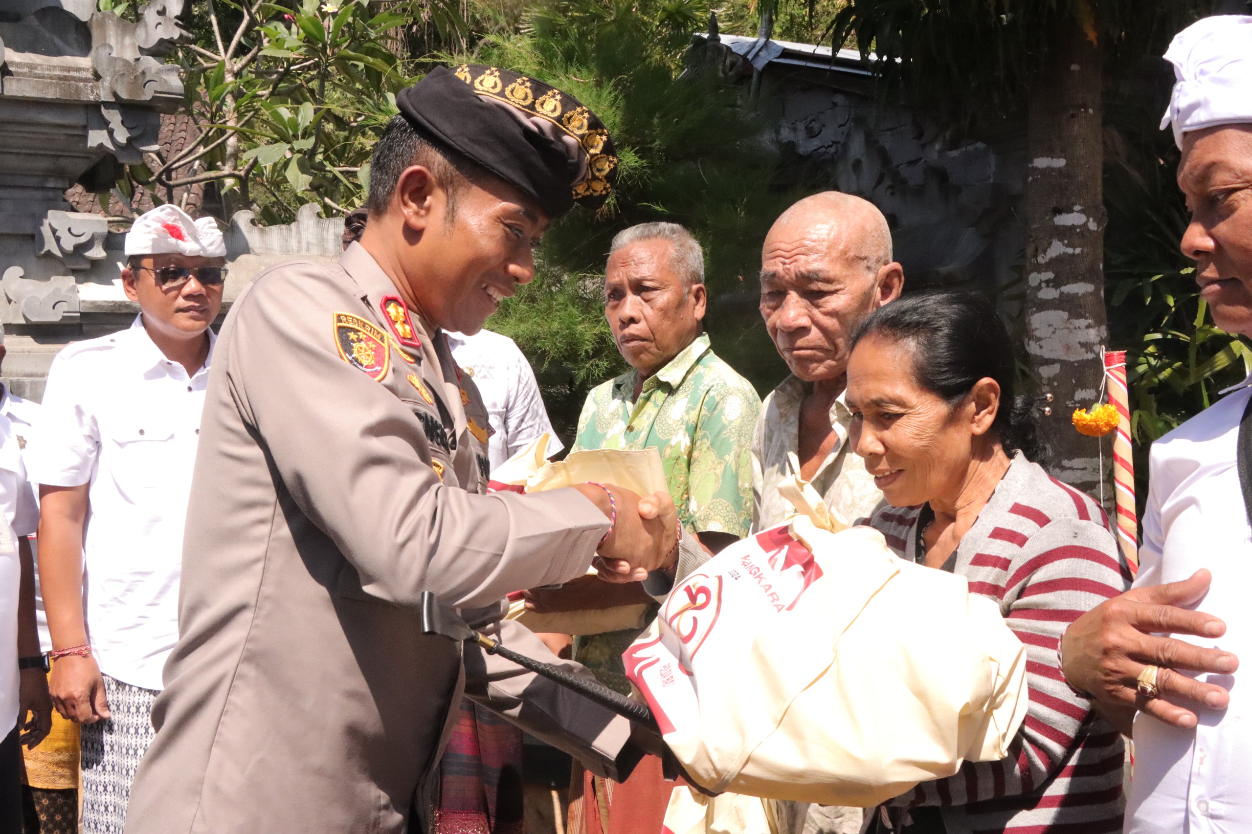 Polres Karangasem Lanjutkan Rangkaian Bakti Sosial Hari Bhayangkara ke-78 Dengan Pembagian Sembako