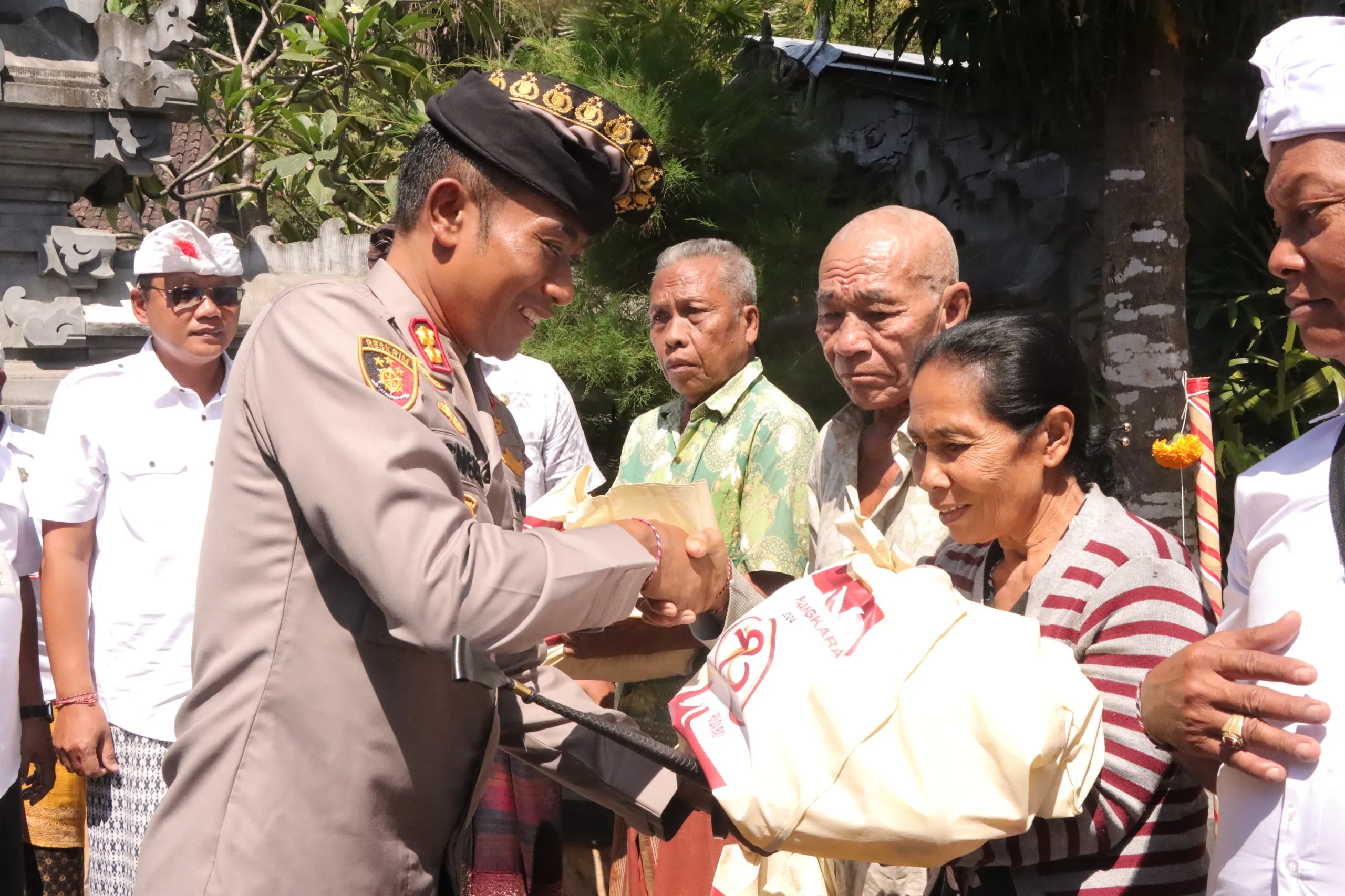 Polres Karangasem Lanjutkan Rangkaian Bakti Sosial Hari Bhayangkara ke-78 Dengan Pembagian Sembako