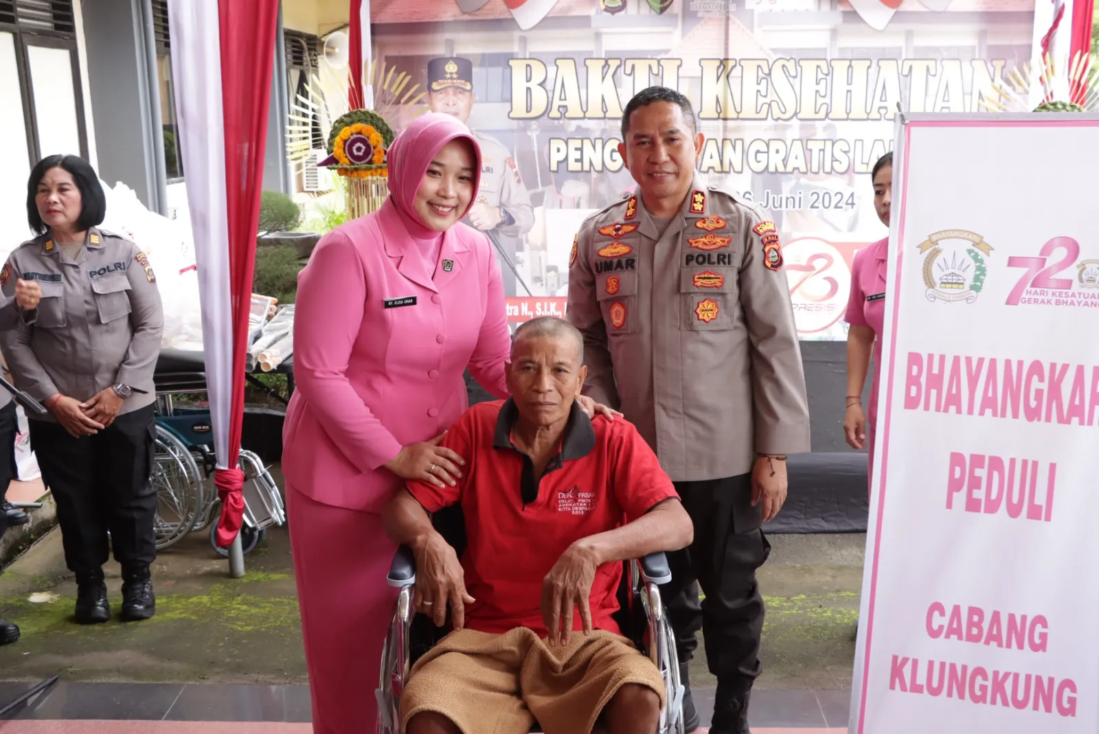 Polres Klungkung Gelar Bakti Kesehatan Pengobatan Gratis Lansia Serta Serahkan Alat Bantu dan Sembako