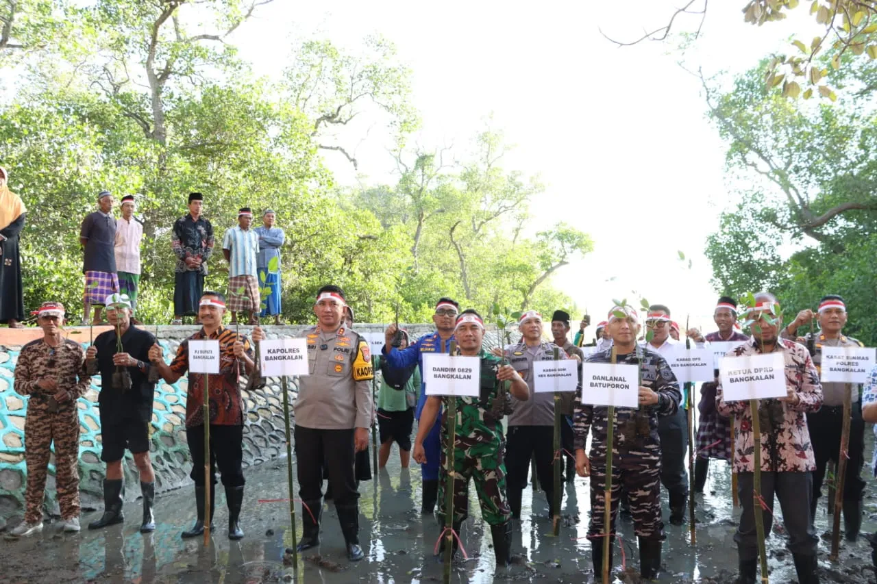 HUT Bhayangkara ke 78, Peduli Lingkungan, Polres Bangkalan Bersama Forkopimda Gelar Bakti Sosial Tanam 1000 Pohon Mangrove