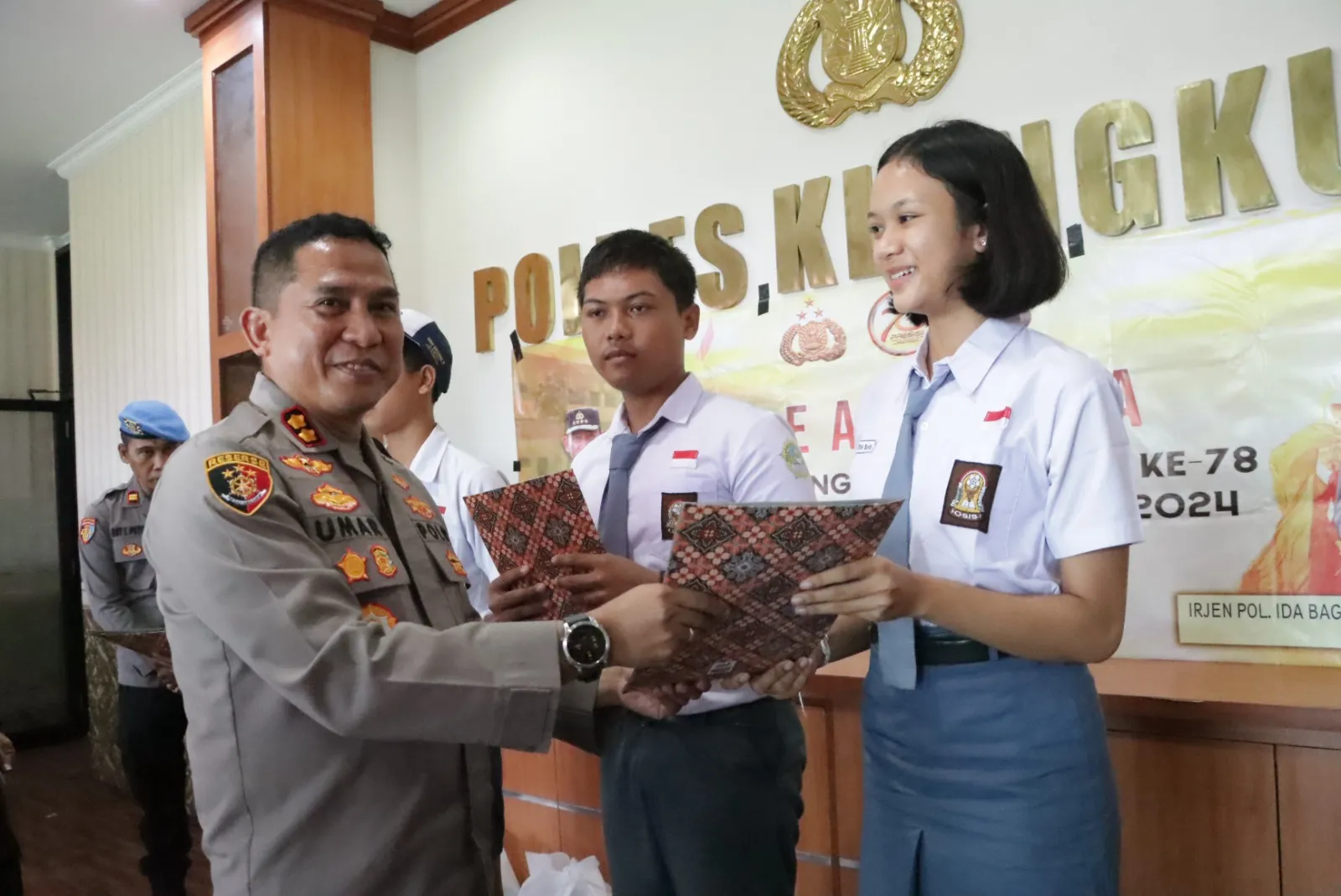 Kapolres Klungkung Serahkan Beasiswa Kepada 4 Orang Siswa Sambut Hari Bhayangkara ke-78