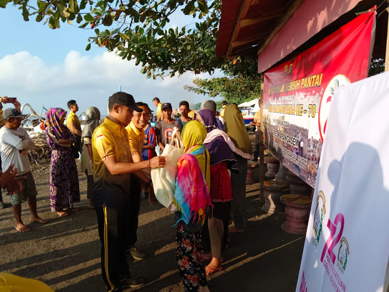 Sambut HUT Bhayangakara ke-78 Polres Karangasem Bersih Pantai dan Bagikan 15 Peket Sembako ke Warga Nelayan