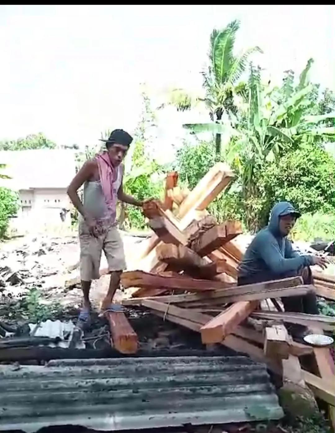 Gotong Royong Warga Desa Cijaralang Dalam Persiapan Pembangunan Rumah Korban Kebakaran di Kampung Cengko