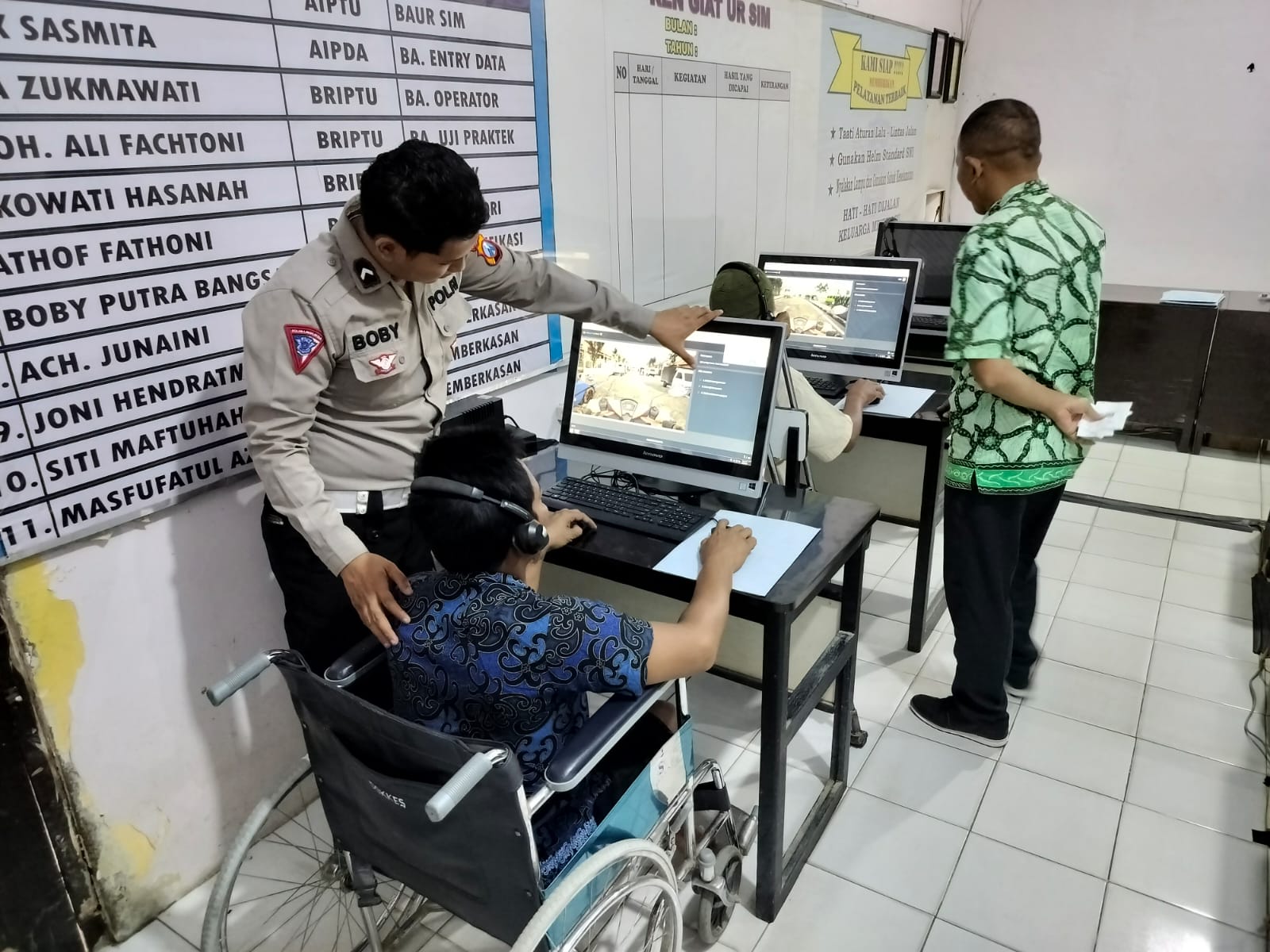 Hari Bhayangkara ke-78, Satlantas Polres Sampang Berikan Kemudahan Pengurusan SIM Bagi Disabilitas