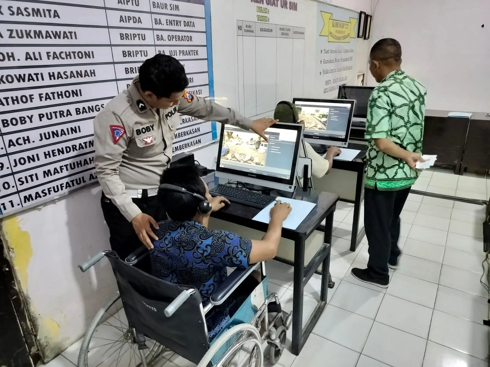 Hari Bhayangkara ke-78, Satlantas Polres Sampang Berikan Kemudahan Pengurusan SIM Bagi Disabilitas