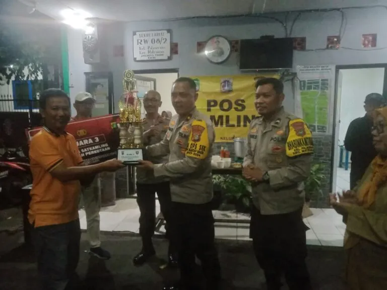 Kelurahan Palmeriam Raih Juara Lomba Satkamling Dalam Rangka HUT Bhayangkara ke 78, Kapolsek Matraman Serahkan Piala